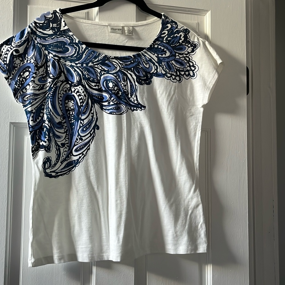 NWT Chico’s white cap sleeve top with blue paisley design. Size 0